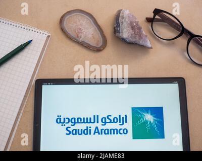 In questa foto, un logo dell'Aramco Saudita (Saudi Arabian Oil Company) appare su un tablet. (Foto di Igor Golovniov / SOPA Images/Sipa USA) Foto Stock