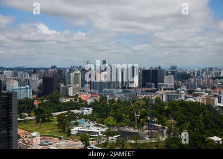 Area densamente popolata di Tanjong Pagar con Bukit Timah Hill in lontananza Foto Stock