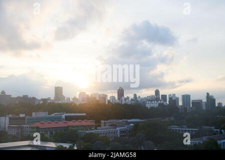 Vista della città da Little India verso Bukit Timah e Novena zona di Singapore al tramonto Foto Stock