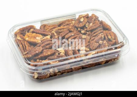 Noce Pecan. Noci pecan impaccate su sfondo bianco. Primo piano Foto Stock