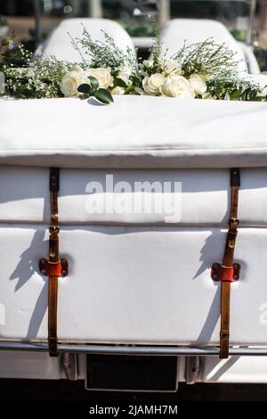 Vintage wedding car decorata con fiori bianchi. Foto Stock