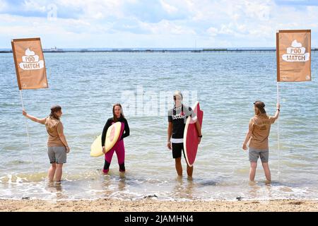 SOLO USO EDITORIALE (da sinistra a destra) Amy Slack, Helen Shine, Matthew Hawkes, E Geena Rayner assistono alla presentazione di una torre di bagnino temporanea, progettata per 'Poo Watch', eretta su Jubilee Beach a Southend, Essex, in vista della Jubilee Bank Holiday, mentre il gruppo della campagna ambientale Surfers Against Sewage lancia la loro app mobile gratuita, il 'Safer Seas and Rivers Service'. Data foto: Martedì 31 maggio 2022. L'app fornisce notifiche in tempo reale sulle acque reflue e sull'inquinamento progettate per proteggere gli utenti dalle malattie associate all'inquinamento delle acque reflue e alla scarsa qualità dell'acqua. Il credito fotografico dovrebbe essere: Do Foto Stock