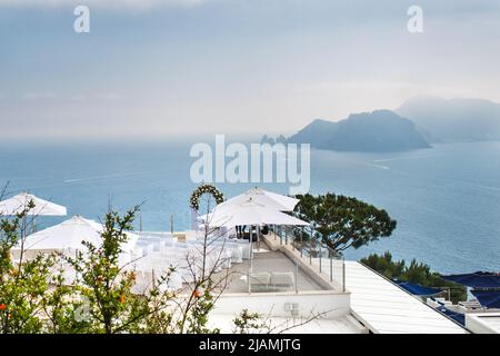 Cerimonia di nozze all'aperto sul tetto dell'hotel vicino al mare. Foto Stock