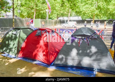 Londra, Inghilterra, Regno Unito. 31st maggio 2022. I superfani reali hanno allestito un campo sul Mall vicino a Buckingham Palace in vista del weekend del Platinum Jubilee che segna il 70th° anniversario dell'adesione della Regina al trono. I fan trascorreranno i giorni e le notti che conducono allo speciale fine settimana prolungato che inizia il 2 giugno. (Credit Image: © Vuk Valcic/ZUMA Press Wire) Foto Stock