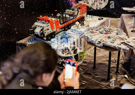 Amburgo, Germania. 31st maggio 2022. Una studentessa fotografa i modelli dei film di 'Star Wars' nella mostra 'LEGO® - Lisa and Mad's Fantastic Journey Through Space and Time'. Il mondo della fantasia al Museo degli immigrati di Ballinstadt, assemblato da più di 500.000 edifici, sarà in mostra dal 01 giugno al 26 agosto 2022. Credit: Axel Heimken/dpa/Alamy Live News Foto Stock