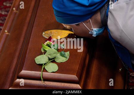 Città del Vaticano, Vaticano. 31 maggio 2022. Una suora rende omaggio al Cardinale Angelo Sodano durante la sua messa funeraria nella Basilica di San Pietro. (Foto di Vatican Media). Credit: Media Vaticani/Picciarella/Alamy Live News Foto Stock