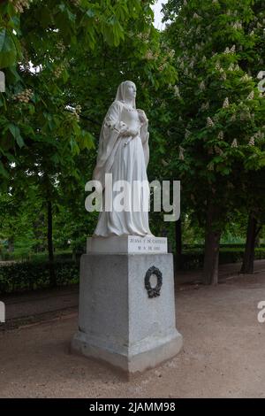 Statua della Regina Juana della Castiglia, nota anche come Juana la Loca (Joanna la Mad), che fu aggiunta nel 2022 al Paseo de Argentina, El Retiro Park, Madrid, Spagna Foto Stock