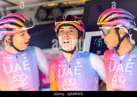 Maaike BOOGAARD, Sophie Wright, Marta Bastianelli ciclisti del team UAE ADQ alla gara ciclistica femminile RideLondon Classique 2022 a Maldon, Essex Foto Stock