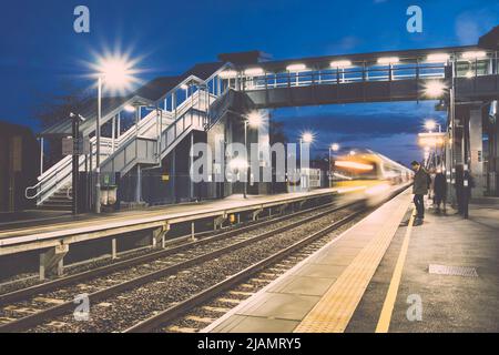 Lunga esposizione, immagini notturne di Bicester Village Station (ex Bicester Town Station). Foto Stock