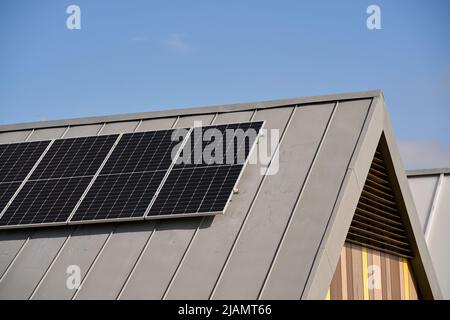 Pannelli solari all'avanguardia posti sui tetti di case di costruzione ecologica Foto Stock