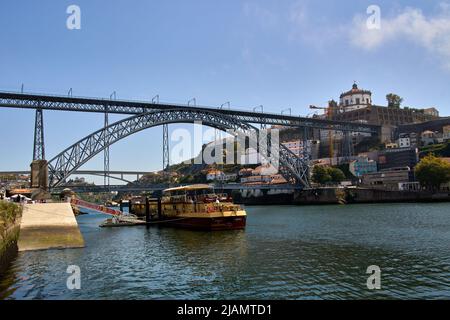 Porto, Portogallo settembre 4 2020, Vista notturna del Ponte Don Luis i sul fiume Douro Foto Stock