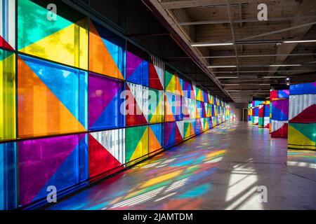 Fare una passeggiata a zigzag. Schermi pieghevoli. Les Paravents. Dettaglio della mostra Daniel Buren al Museo D'Arte moderna EMMA Espoo di Espoo, Finlandia. Foto Stock