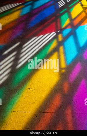 Fare una passeggiata a zigzag. Riflessioni di installazioni di finestre su pavimento in cemento alla mostra Daniel Buren al museo D'arte EMMA, Espoo, Finlandia. Foto Stock