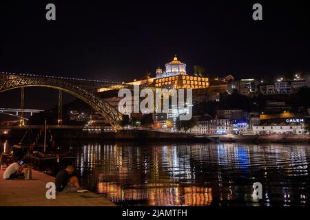 Porto, Portogallo settembre 3 2020, Vista notturna del Ponte Don Luis i sul fiume Douro Foto Stock