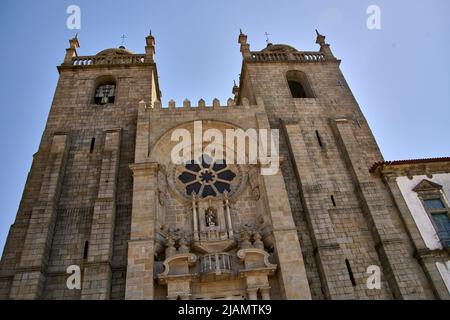 Porto, Portogallo settembre 4 2020, vista della facciata della cattedrale in stile romanico con dettagli gotici nella parte vecchia della città Foto Stock