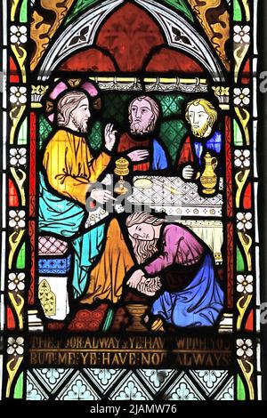 Una vetrata di Frederick Preedy raffigurante Maria Maddalena lavando i piedi di Gesù, la Chiesa di tutti i Santi, la Chiesa Lench, Worcestershire Foto Stock