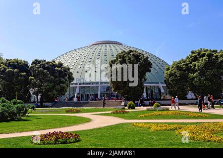 Porto, Portogallo - 15 aprile 2022: Giardini del Palazzo di Cristallo e del Padiglione Rosa Mota Foto Stock