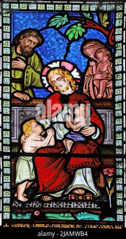 Una vetrata di Frederick Preedy raffigurante Gesù benedicente bambini, Chiesa di tutti i Santi, Chiesa Lench, Worcestershire Foto Stock