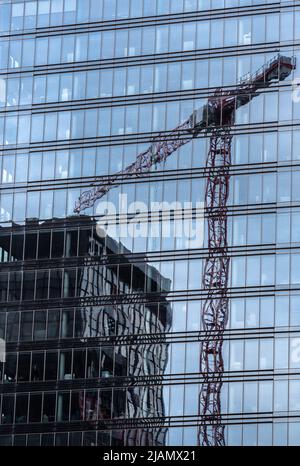 Schaerbeek, Regione capitale di Bruxelles - Belgio - 02 20 2020 riflessioni di edifici di uffici in vetro di vetro nel distretto amministrativo Foto Stock