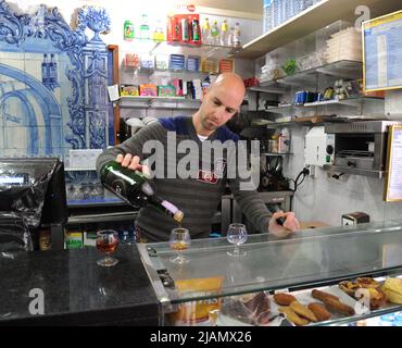 Barista al lavoro, Lisbona, Portogallo Foto Stock