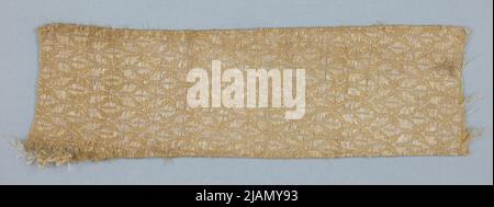 Frammento di tessuto di seta stilizzato ornamento floreale sconosciuto Foto Stock