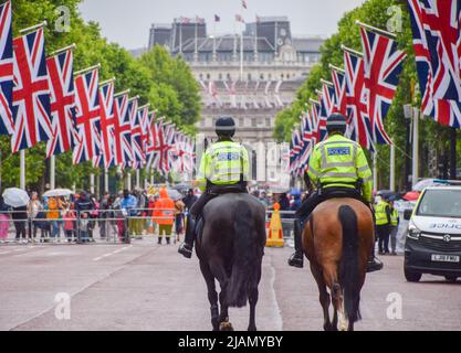 Londra, Regno Unito. 31st maggio 2022. La polizia sui cavalli pattuglia il Mall come la regina Platinum Jubilee preparativi vicino completamento a Buckingham Palace. Uno speciale fine settimana prolungato si svolgerà dal 2 al 5th giugno. Credit: Vuk Valcic/Alamy Live News Foto Stock