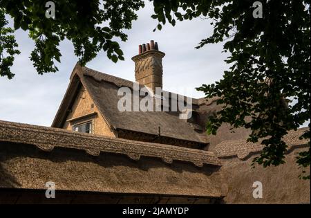 Norfolk Broads How Hill Secret Garden Norfolk England May 2022 thatched How Hill House. Come Hill Secret Garden a How Hill Trust sui Norfolk Broads Foto Stock