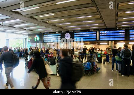 I clienti si accodano per il servizio eurostar presso la stazione internazionale st pancras di londra inghilterra UK 31st maggio 2022 Foto Stock