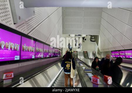 La nuova ferrovia trasversale della linea elizabeth alla stazione stradale di tottenham Court london UK Foto Stock