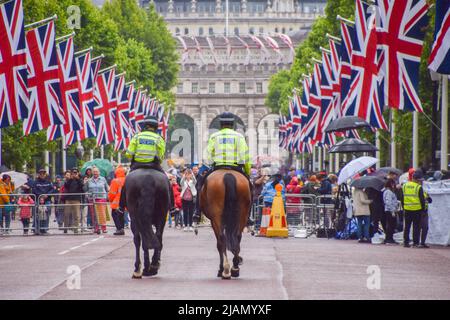 Londra, Regno Unito. 31st maggio 2022. La polizia sui cavalli pattuglia il Mall come la regina Platinum Jubilee preparativi vicino completamento a Buckingham Palace. Uno speciale fine settimana prolungato si svolgerà dal 2 al 5th giugno. Credit: Vuk Valcic/Alamy Live News Foto Stock