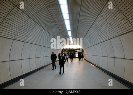 La nuova ferrovia trasversale della linea elizabeth alla stazione stradale di tottenham Court london UK Foto Stock