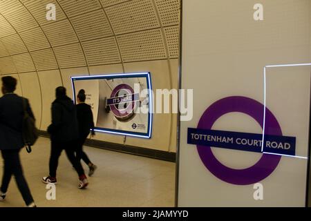 La nuova ferrovia trasversale della linea elizabeth alla stazione stradale di tottenham Court london UK Foto Stock