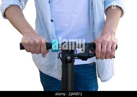 Immagine ritagliata di un giovane uomo in abiti casual che cavalcano uno scooter elettrico su sfondo bianco Foto Stock