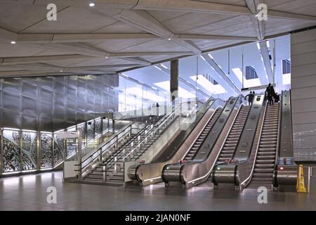 Londra, la nuova Elizabeth Line (Crossrail). Scale mobili fino alla sala d'ingresso al piano terra presso la stazione di Farringdon nella città di Londra, Regno Unito Foto Stock