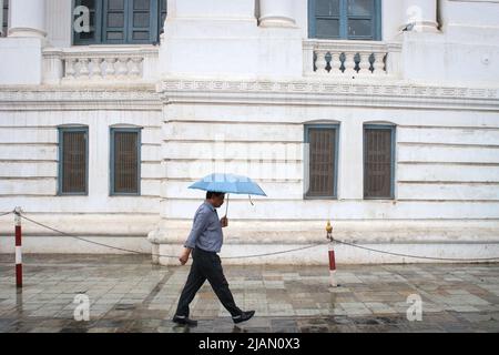 Il May31, 2022 a Kathmandu, Nepal. Un uomo che porta un ombrello cammina sulla strada in mezzo alla giornata piovosa. (Foto di Abhishek Maharjan/Sipa USA) Foto Stock