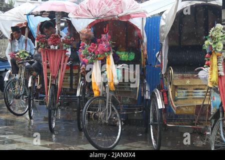 Il May31, 2022 a Kathmandu, Nepal. Il pilota Rikshwa attende i propri clienti amidist la giornata piovosa. (Foto di Abhishek Maharjan/Sipa USA) Foto Stock