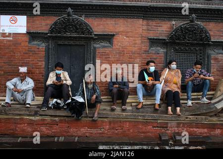 Il May31, 2022 a Kathmandu, Nepal. Le persone che rimangono in ombra aspettano di fermare la pioggia nel bel mezzo della giornata piovosa. (Foto di Abhishek Maharjan/Sipa USA) Foto Stock