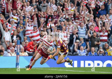 Londra, Inghilterra - 28th maggio 2022 - Jai Field of Wigan Warriors gira intorno a Innes Senior of Huddersfield Giants e fa una prova. Rugby League Betfred Challenge Cup Final Huddersfield Giants vs Wigan Warriors al Tottenham Hotspur Stadium, Londra, Regno Unito Dean Williams Foto Stock