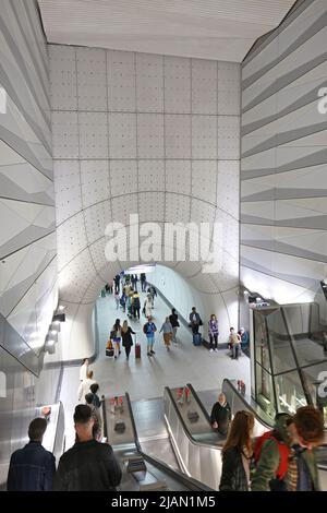 Londra, Regno Unito. La nuova Elizabeth Line (Crossrail). Si possono vedere le scale mobili principali all'entrata della stazione di Liverpool Street. Foto Stock