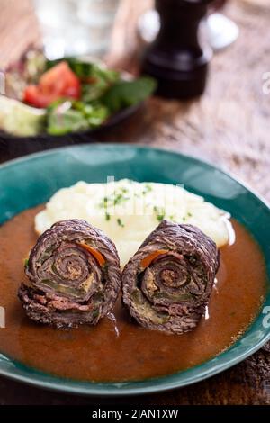 involtini di carne con purè di patate Foto Stock