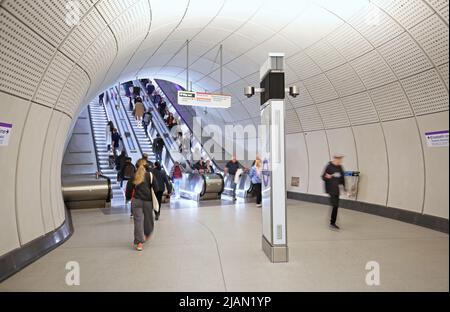 Londra, Regno Unito. La nuova Elizabeth Line (Crossrail). I tunnel di accesso al livello della piattaforma conducono alle scale mobili principali della stazione di Liverpool Street. Foto Stock