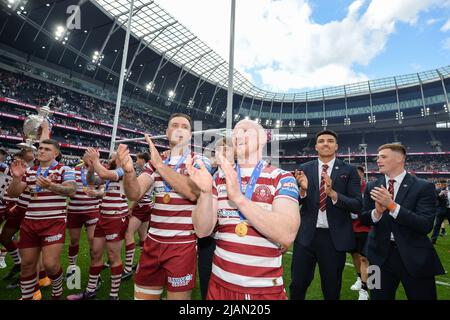 Londra, Inghilterra - 28th maggio 2022 - Liam Farrell of Wigan Warriors e il suo team festeggiano. Rugby League Betfred Challenge Cup Final Huddersfield Giants vs Wigan Warriors al Tottenham Hotspur Stadium, Londra, Regno Unito Dean Williams Foto Stock