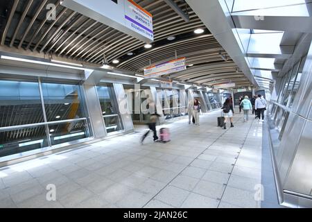 Londra, stazione Elizabeth Line (Crossrail) di recente apertura a Whitechapel. Mostra il nuovo ponte di accesso che collega la rete Overground alla linea Elizabeth. Foto Stock