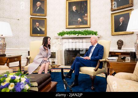 Washington, Stati Uniti. 31st maggio 2022. Il Presidente Joe Biden incontra Jacinda Ardern, primo Ministro della Nuova Zelanda presso l'Ufficio ovale, martedì 31 maggio 2022. ( Photo by Doug Mills/The New York Times) Credit: Abaca Press/Alamy Live News Foto Stock