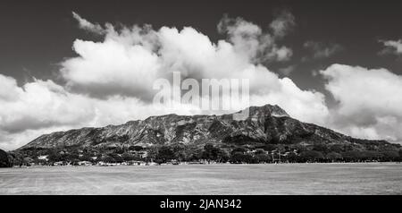 Diamond Head (Leahi), il più famoso monumento naturale di Honolulu visto dal Parco Regionale di Kapiolani. Foto Stock