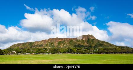 Diamond Head (Leahi), il più famoso monumento naturale di Honolulu visto dal Parco Regionale di Kapiolani. Foto Stock