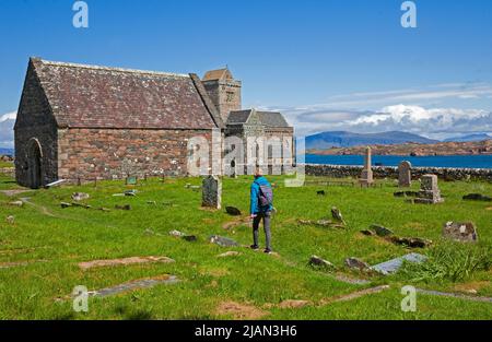 Cimitero e Cappella di St Oran in primo piano, Isola di Iona, Scozia, Argyll e Bute, Regno Unito Foto Stock