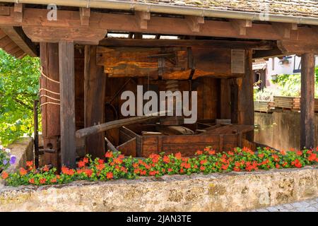 Vista dettagliata di una tradizionale pressa del vino nel centro storico del villaggio di Mittelbergheim Foto Stock