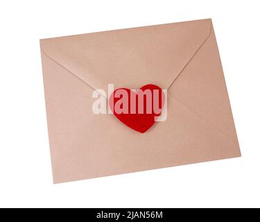 Busta marrone artigianale con cuore feltro isolato su sfondo bianco Foto Stock