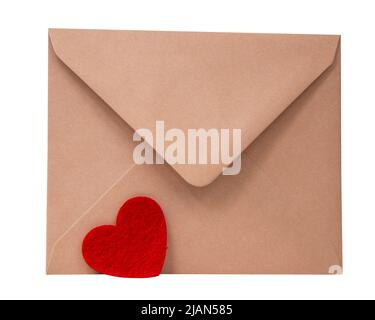 Busta marrone artigianale con cuore feltro isolato su sfondo bianco Foto Stock
